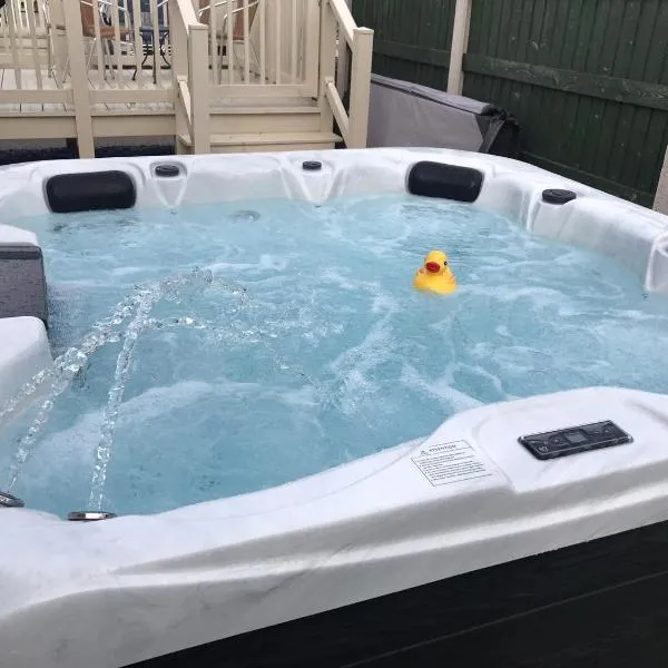 Hot Tub Accommodation North Wales Lodge, hotel v destinaci Rhyl
