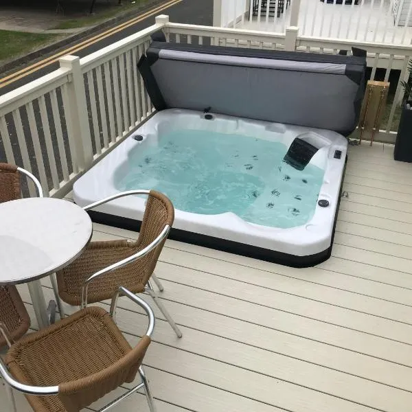 Hot Tub Accommodation North Wales Caravan, hotel v destinaci Rhyl