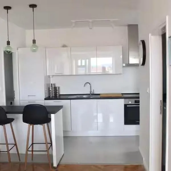 Newly Renovated Spacious Downtown Tivat Apartment, hotel a Tivat