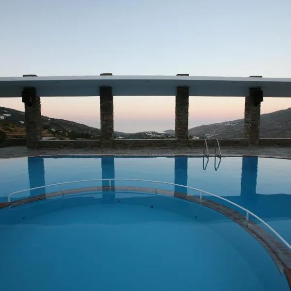 Perla Pool Hotel Andros、Ménitesのホテル