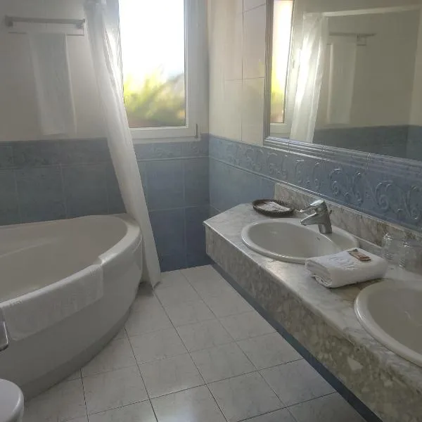 Habitación triple con bañera y terraza HOTEL SUITE MIOÑO, hotel di Castro-Urdiales