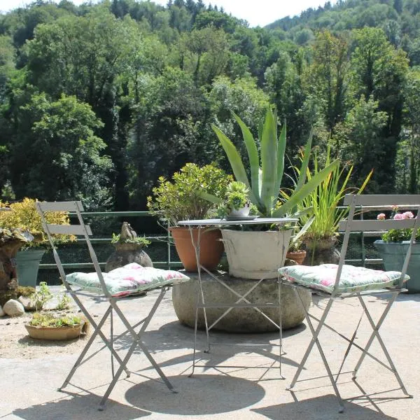 Studio avec terrasse aménagée et vue rivière - Livradois-Forez, hotel Olliergues városában