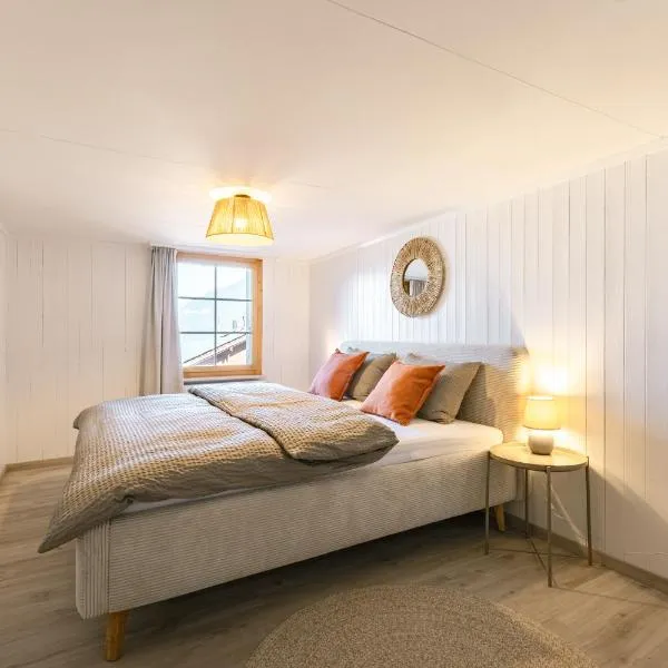 Skandi Lodge mit Seesicht nahe Interlaken, hótel í Leissigen