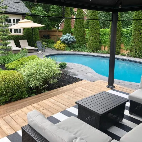 Garden Suite with Pool and Sauna, hotel v destinácii Brampton