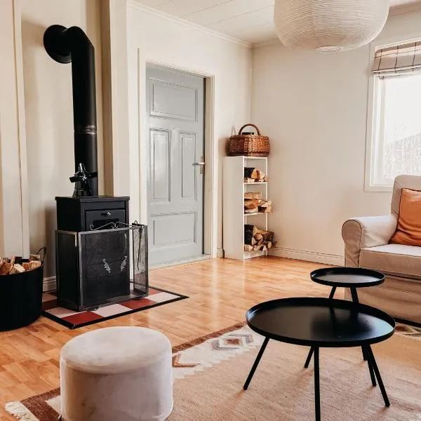 Charming house with wood stove near lake, hotel v destinaci Virserum