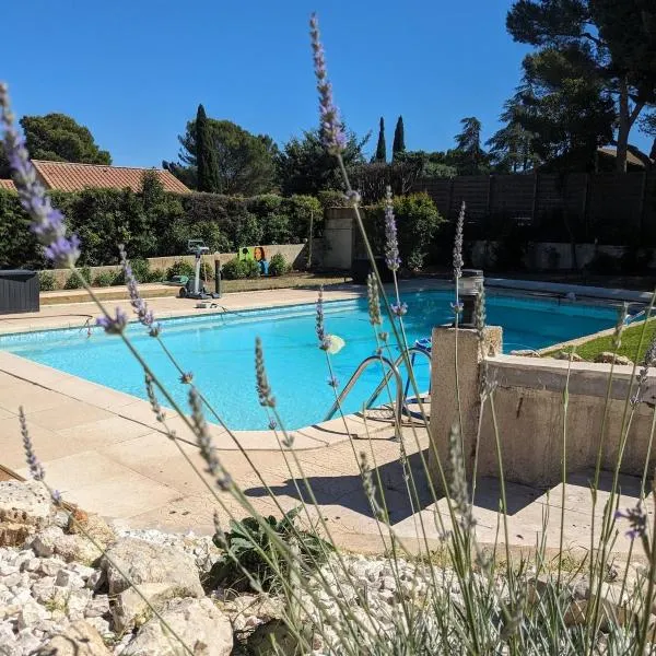 Viesnīca Studio cosy neuf calme -Parking Terrasse privée Piscine 5mn Gare TGV Aix et ZA Aix la Duranne 15 mn Aéroport Marseille pilsētā Kabriē