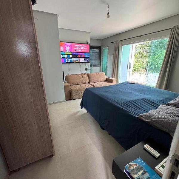 Casa com suítes e varandas com uma garagem