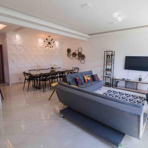Beautiful house, swimming pool, 3-car garage, gourmet area