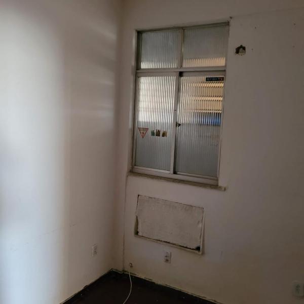 Apartamento amplo, no terceiro andar de Escada
