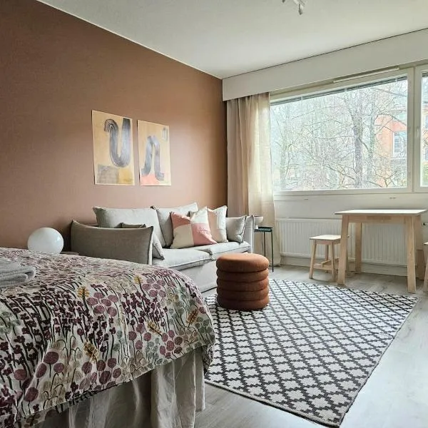 Cozy studio in the heart of city, hotel v destinaci Hämeenlinna