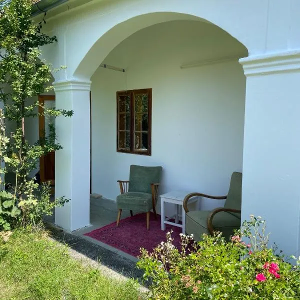 Charmantes Arkadenhaus mit großem Garten, hotel in Csapod