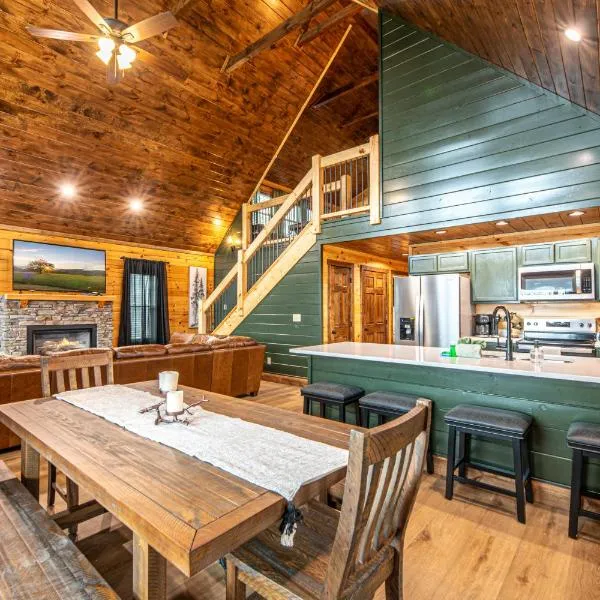 Cozy Mountaintop Cabin with Firepit, HotTub & Views!, hotel in Sevierville