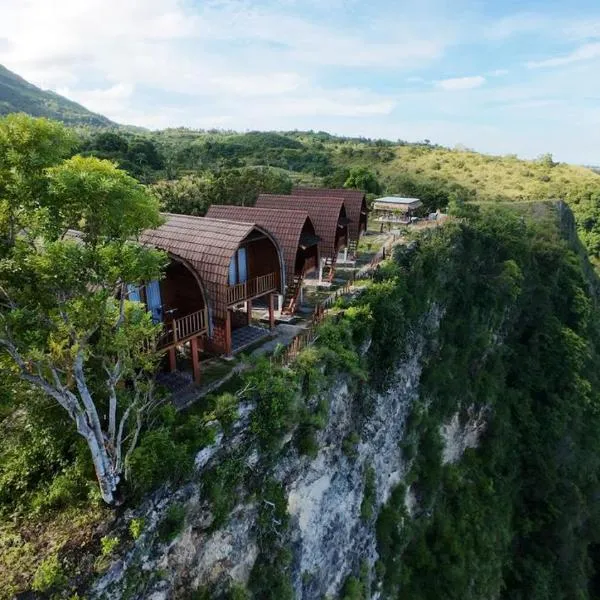 Suwehan Beach Cliff House by BIJAK、Pelilitのホテル