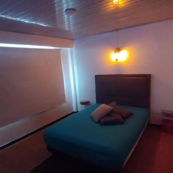 Centro histórico de CHIA habitaciones baño compartido parqueadero, hotel in Chía