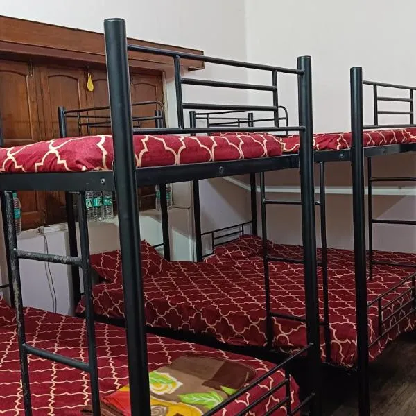 Accommodation In Prayagraj Near Railway Station Triveni Sangam, hotel v destinaci Prayagraj