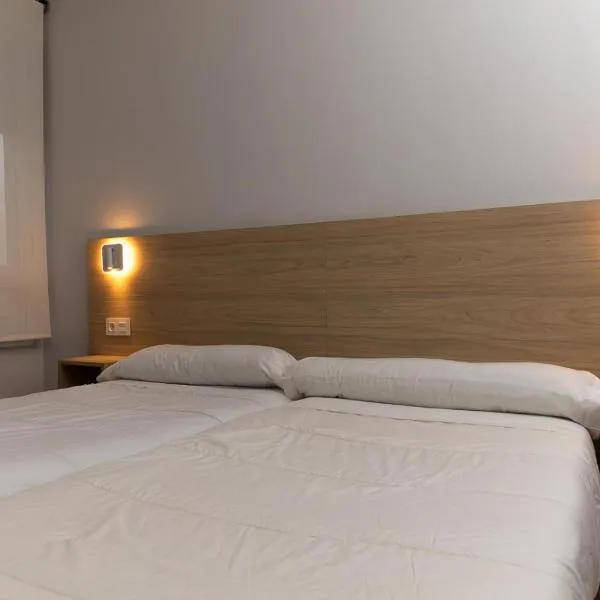 Hostal Restaurante Central, hotel v destinácii La Virgen del Camino