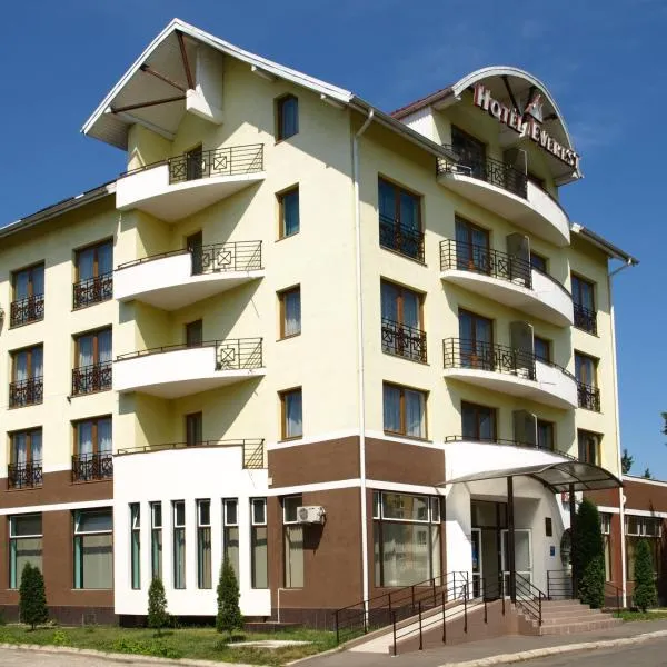 Hotel Everest, отель в городе Băla