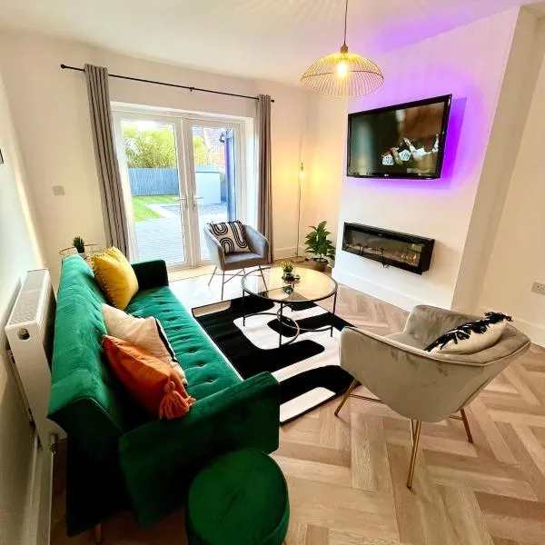 Waterside House - Luxury Home near Alton Towers & Trentham - Free Parking & Garden, hotel in Stoke on Trent