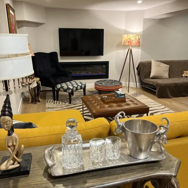 Luxurious Private Apartment, hotel in Oakville