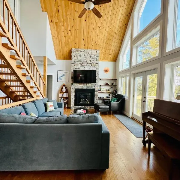 The Bear Cave Cottage at Little Kennisis Lake, hotel en Algonquin Highlands