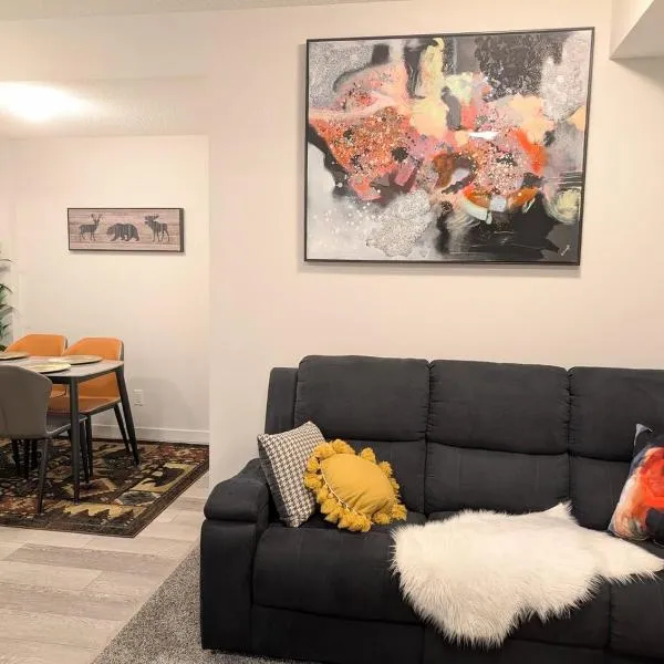 Luxury Modern 2-Bedroom Suite, hotel di Airdrie