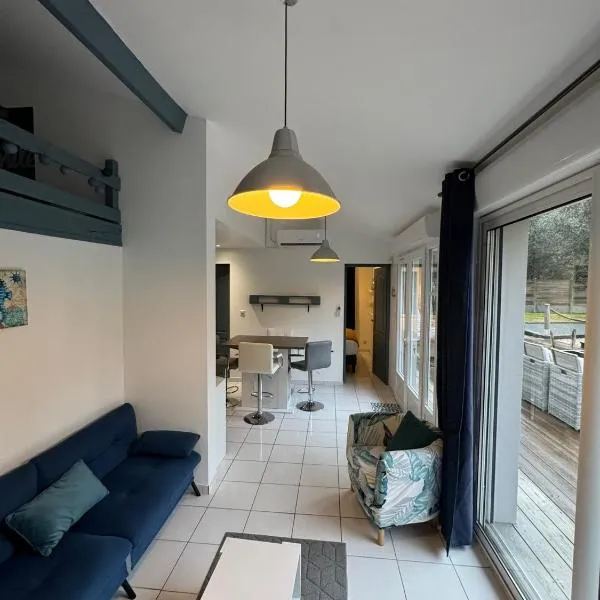 Dépendance avec piscine et spa partagés - plage 130 m, hotel in Soulac-sur-Mer