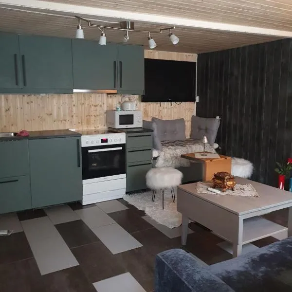 Apartment for rent just in front of the midnight sun staircase، فندق في Lavangen