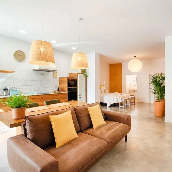 Loft con piscina climatizada privada y parking, hotel in Figueres