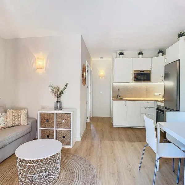 Can Alfredo, Apartamento Cala en Bosch con piscina, terraza y jardín privado, hotel a Cala en Bosch