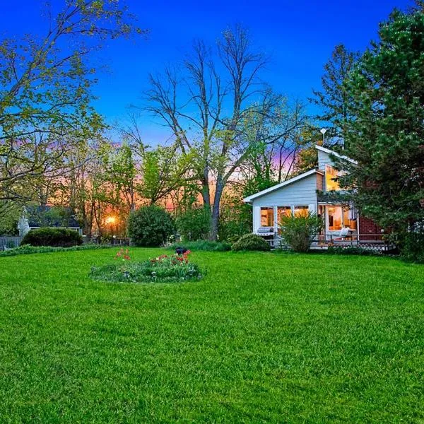 PRIVATE COTTAGE GETAWAY On LAKE SIMCOE, hotel in Brechin