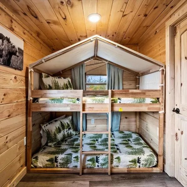 Cozy Modern Mountain Cabin with Hot Tub, Indoor Fireplace, Game Area - 15 Min from Dollywood, Restaurants, Groceries, Parkway, hotel Sevierville-ben