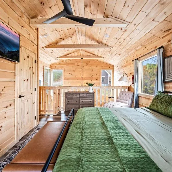 FALL COLORS! - Near Dollywood, Parkway, Biggest Zipline - Cozy Mountain Cabin with Hot Tub, Games, Hammock, hotel in Sevierville