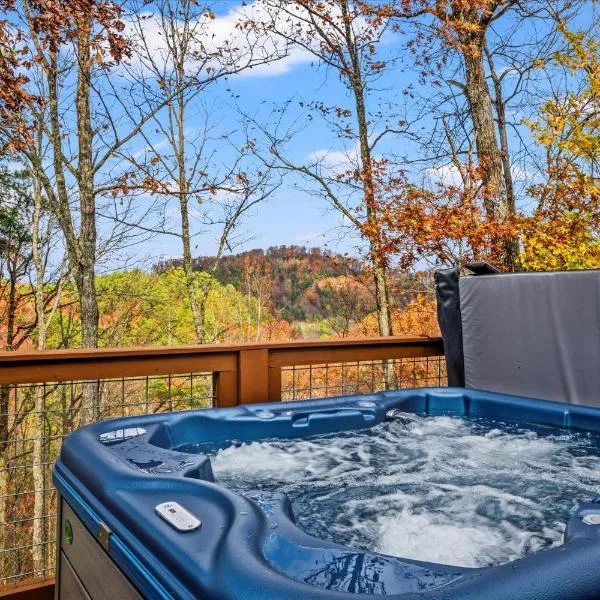 Modern Mountain Cabin with Fall Views - 15 Min from The Parkway - Hot Tub, Pack&Play, Indoor Fireplace, Game Area, hotel a Sevierville