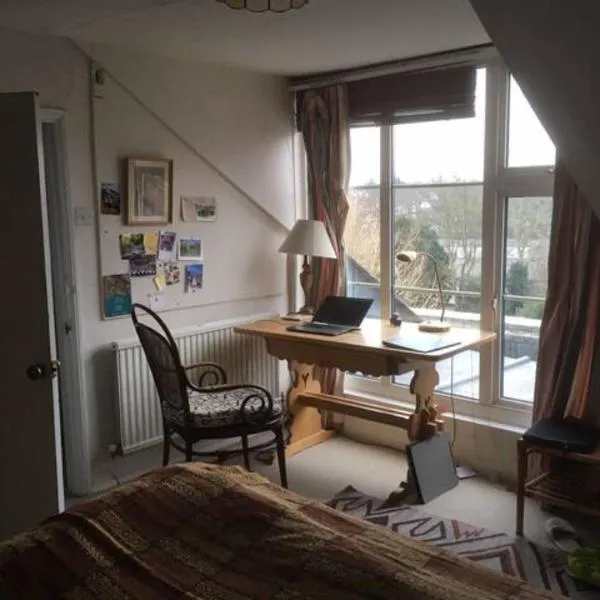 Private attic in Georgian townhouse with free parking, hotel in Leamington Spa