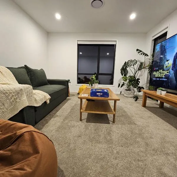 The Family home, Game Zone & Outdoor Fireplace- Sleeps 10, hotel sa New Plymouth