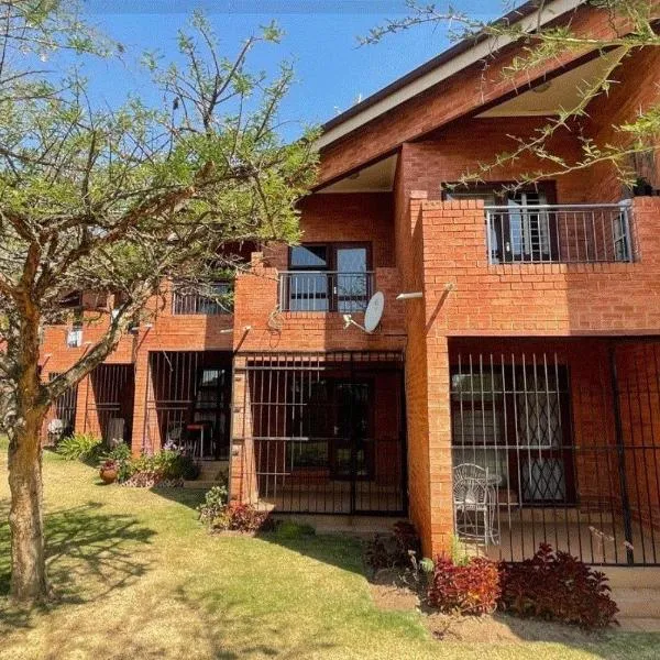 Savannah Lodge Apartments unit 81, hotel in Roodepoort