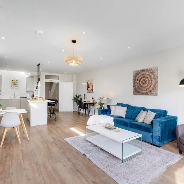 Luxury 5 Bedroom, 4 Bathroom Home in Purley, hotel in Purley