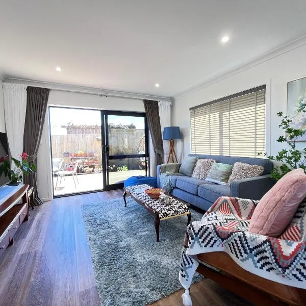 Brand New 2-Bedroom Retreat in Quiet Cul-de-Sac, hotel v destinaci Hamilton