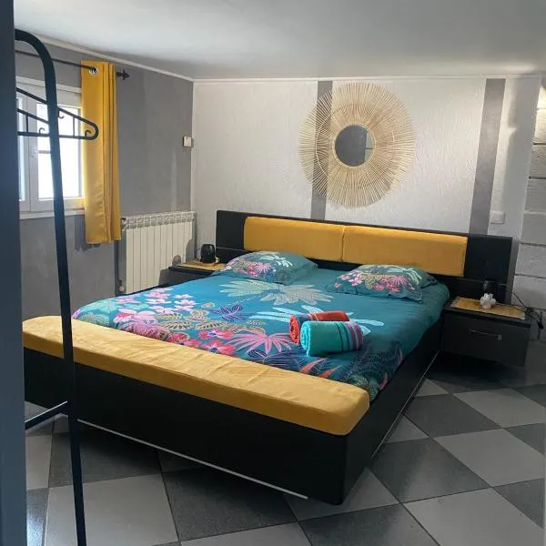 Charmant appart avec jardin, hotel v destinaci Aigues-Mortes