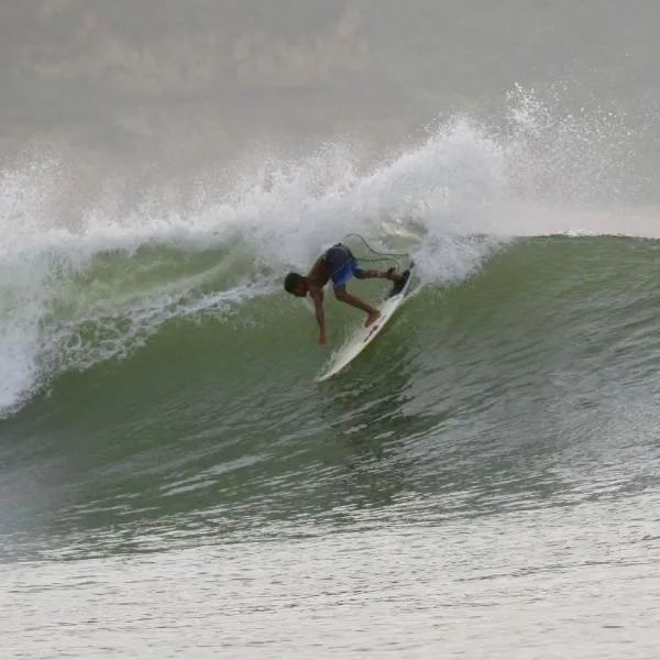 ekasboardriders surf&stay, hotel v destinaci Ekas