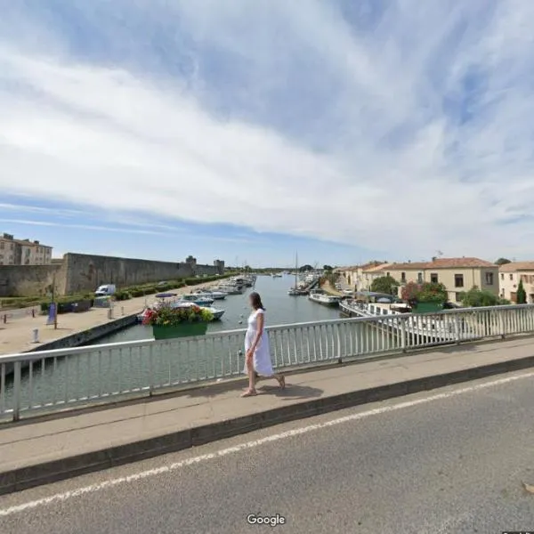 Maison aux pieds des Remparts، فندق في إج مورت