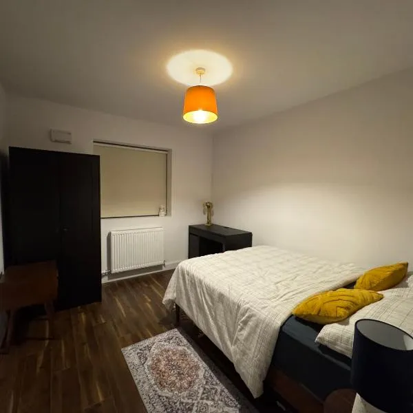 Elegant and Cozy room in quiet estate, hotel v destinaci Tyrrelstown