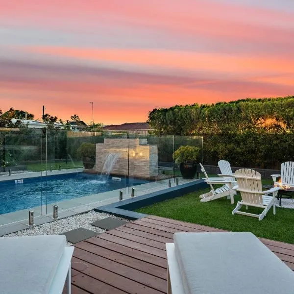 Luxury Beach House - Heated Private Pool & Heated Spa - Fire Pitt - Walk to Beach & Golf, hotel v destinaci Shelly Beach