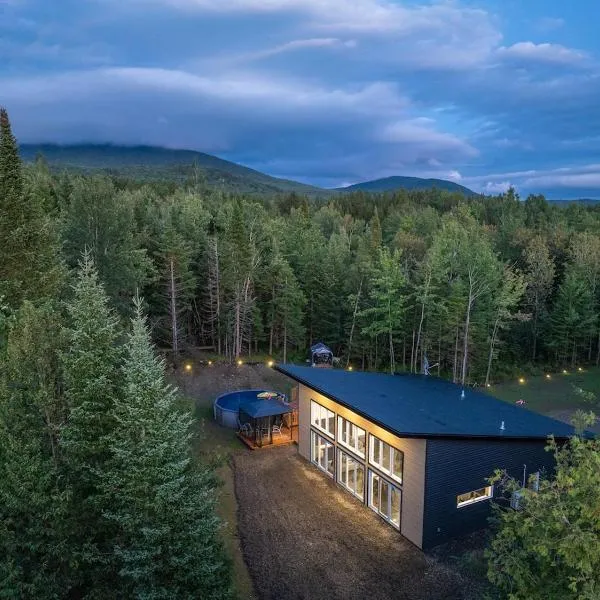 L'Étoile Brillante, Spa, River, Pool Table, hotel en La Patrie