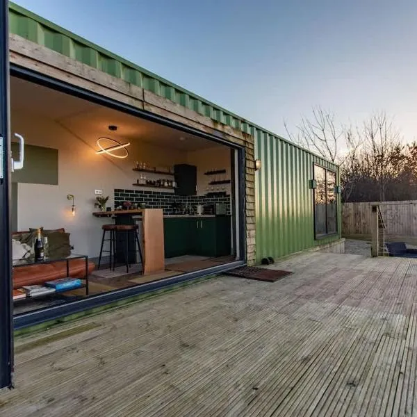 Contemporary Container with hot tub, מלון בבאת'