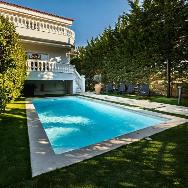 Spacious Villa with pool 500m from the beach, hotel en Vari
