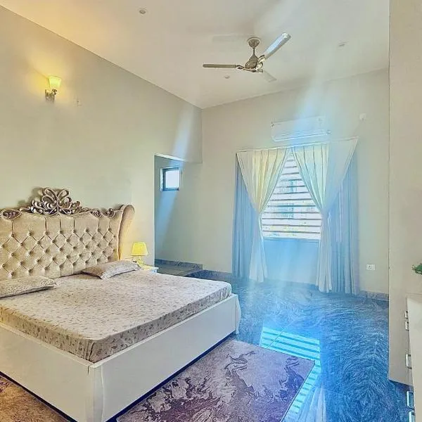 Shri Radha Villa in Vrindavan - Omaxe, hotel v destinaci Chhatikara