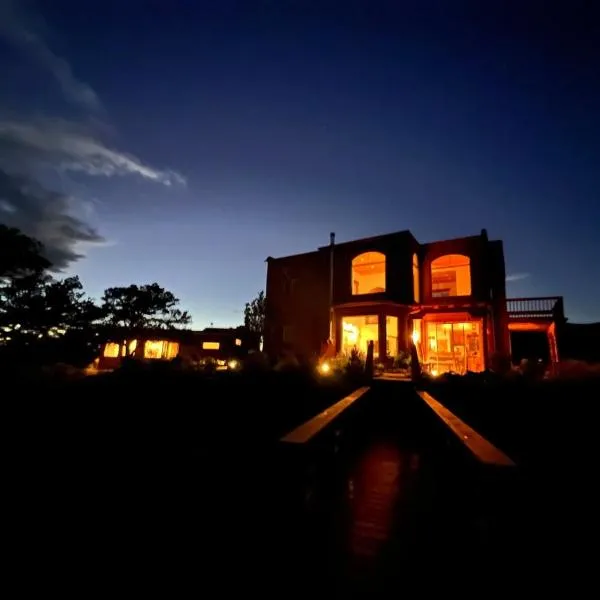 Crestone Adobe Vista Manor, hotel en Crestone