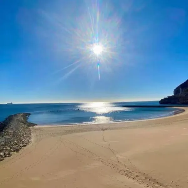 Beachfront Sunrise Sands Retreat, Gibraltar, hotel in Gibraltar