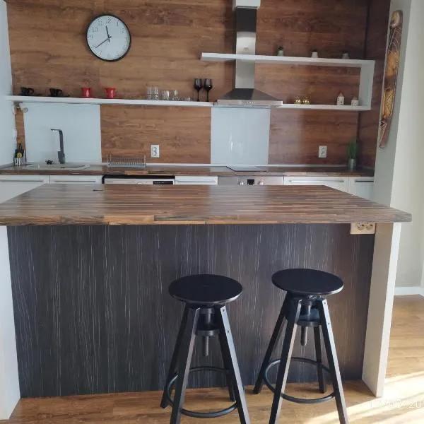LUXURY SUITE 2, ξενοδοχείο στο Κάρλοβο